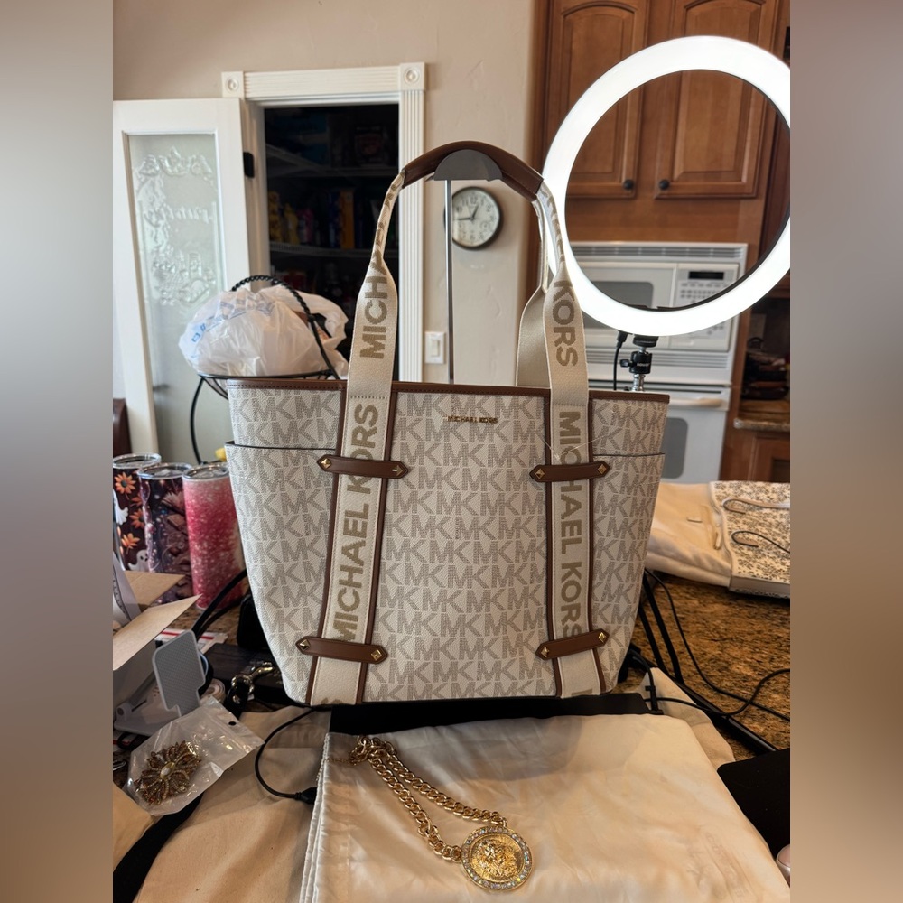 Michael Kors Bundle Raffle GiftAway $20X20 spots congrats @traci_decarlo!!! - Picture 8 of 16